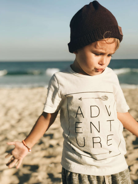 Bella Kids - Bella Kids Shop - T-shirt Infantil Adventure - Unissex -  minimalista - Gorro - Saia - Menina - Praia. Para Meninas - Meninos- Unissex. Compra Online