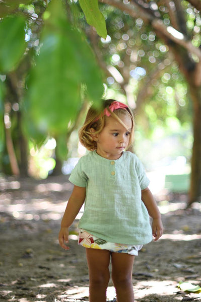 Menina com camisa bata unissex cor menta verde, marca Bella Kids Loja Baby Bella Style. roupas para infantil online.
