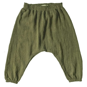 calça verde, unisex neutras são criadas a partir do algodão cru mais suave em tom verde oliva e podem ser usadas com qualquer peça.  Disponível do recém nascido (0-3 meses) ao tamanho 6.