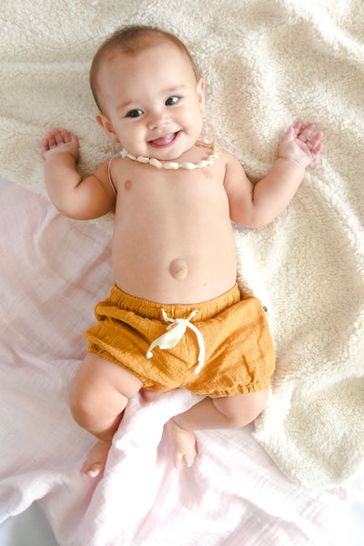 Baby Bella - Short  100% algodão Tapa Fralda de Bebê Trend Mostarde . Menino menina unissex. Short para meninas e meninos unissex. enviamos todo Brasil
