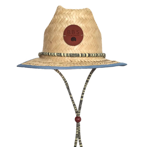 Chapéu de palha Infantil estilo "fisherman", também conhecido como chapéu do surf. É unissex, com detalhe em tecido preto e alças reguláveis. Para curtir a praia, o sol e a natureza com estilo e proteção. Fishermans hat, Straw hat - Chapéu de Palha Infantil 
