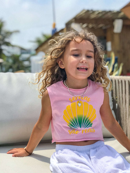 Menina na praia com Bella Kids - Top Cropped Infantil Sereia Rosa moda infantil online moda menina loja 