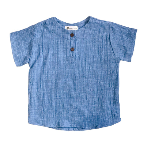 Camisa Bata azul e um item básico do guarda-roupa, essa camisa estilo bata unissex para bebês e crianças é simples e rústica