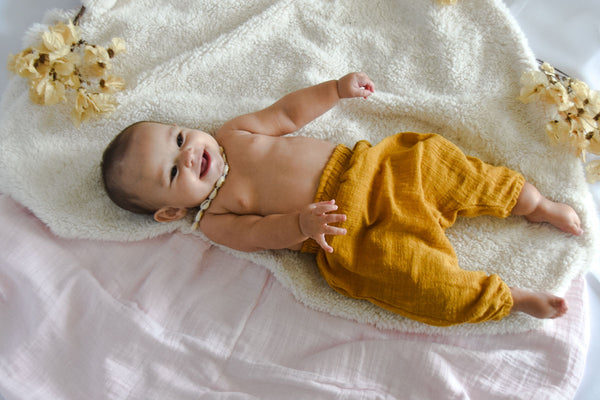 Calça unissex de Bebê Trend Mostarda - Calca saurel - Calca Harem Baby Bella Style roupas para bebes