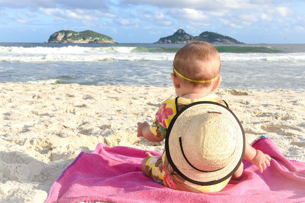 Chapéu para bebê de palha. Menina na praia com nossa Chapéu de palha Swell Rio de Janeiro