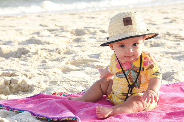 Baby Bella Chapéu para bebê de palha. Menina na praia com Chapéu de palha Swell Rio de Janeiro