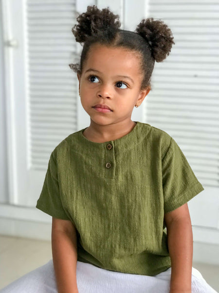 Menina com Bella Kids - Baby Bella - Camisa Bata unissex Trend Verde Oliva moda infantil  calca Trend Branca