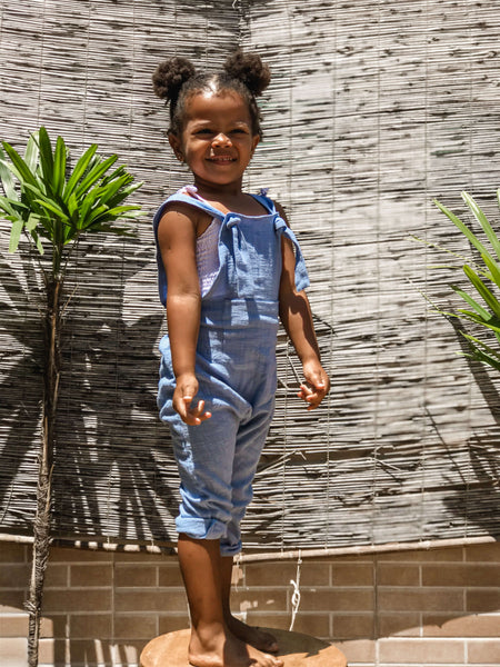 Menina com Bella Kids - Jardineira Infantil Trend Azul Unissex