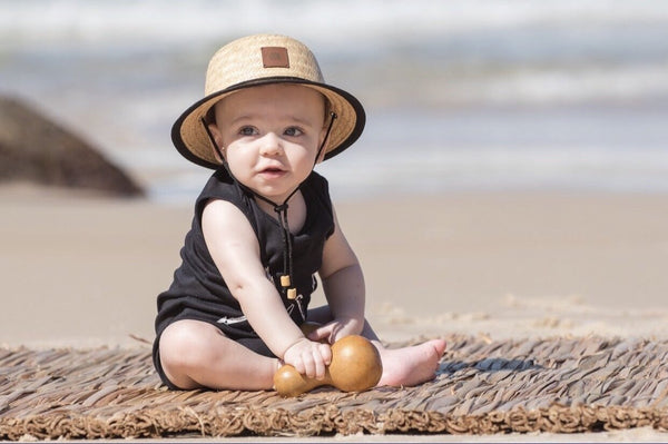 Chapéu de Palha bebe - Bella Kids Style - Chapéu Baby de palha estilo "fisherman", também conhecido como chapéu do surf. É unissex, com detalhe em tecido preto e alças reguláveis. Para curtir a praia, o sol e a natureza com estilo e proteção. Fishermans hat, Straw hat. Chapéu de palha infantil e bebe. Praia - Rio de Janeiro  - Loja virtual